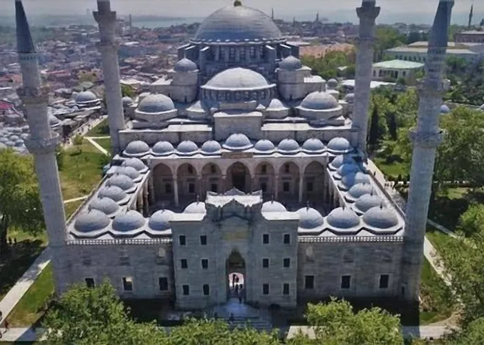 מלון Ramada By Wyndham Grand Bazaar 4*